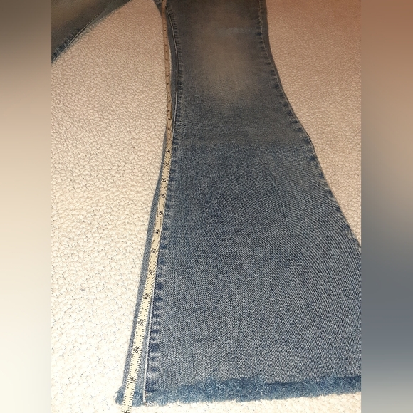 Women's Express Mid Rise 70s Flare Jeans - Picture 4 of 5